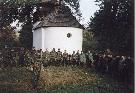 Pierwsze polowanie - Bieliczna' 2002 - odprawa myliwych WK "Jele" w Krynicy.
W tle zabytkowa cerkiew w nieistniejcej ju wsi emkowskiej Biliczna.
